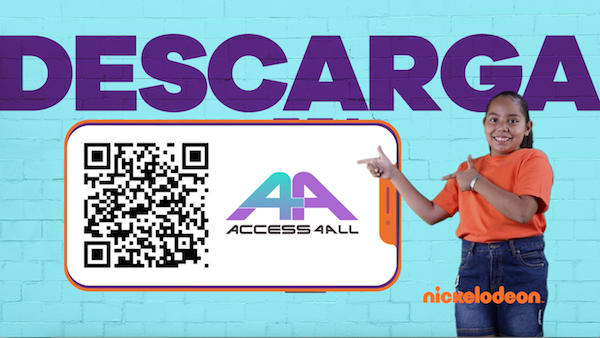 Una sonriente niña señala un teléfono que tiene un código QR y el logo de Access4All